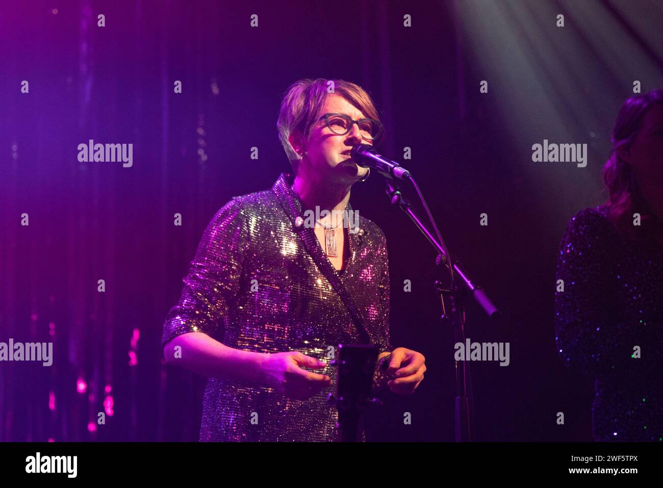 Glasgow Écosse. 21 janvier 2024. La chanteuse écossaise Karine Polwart, a joué avec Kinnaris Quintet, groupe folk écossais, au Old Fruitmarket au Celtic Connections 2024. Photo Pauline Keightley/Alamy. Banque D'Images