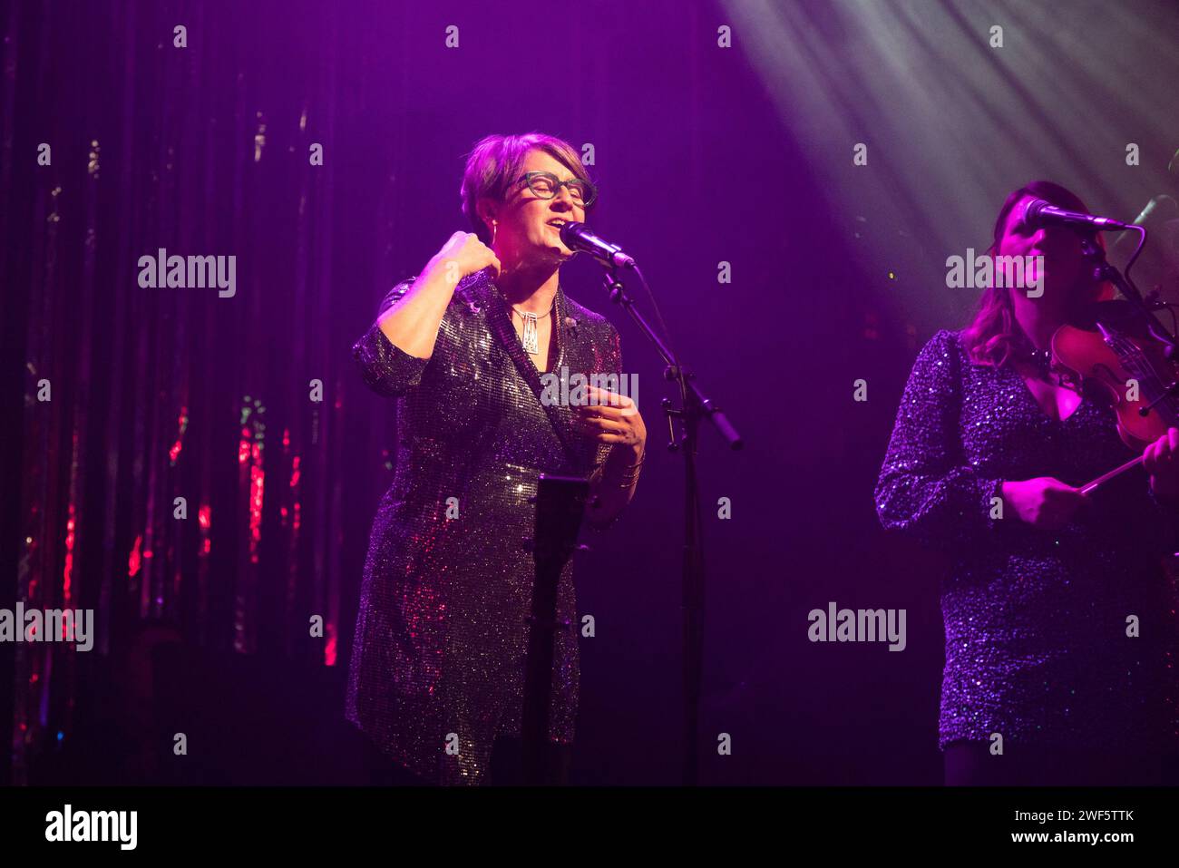 Glasgow Écosse. 21 janvier 2024. La chanteuse écossaise Karine Polwart, a joué avec Kinnaris Quintet, groupe folk écossais, au Old Fruitmarket au Celtic Connections 2024. Photo Pauline Keightley/Alamy. Banque D'Images