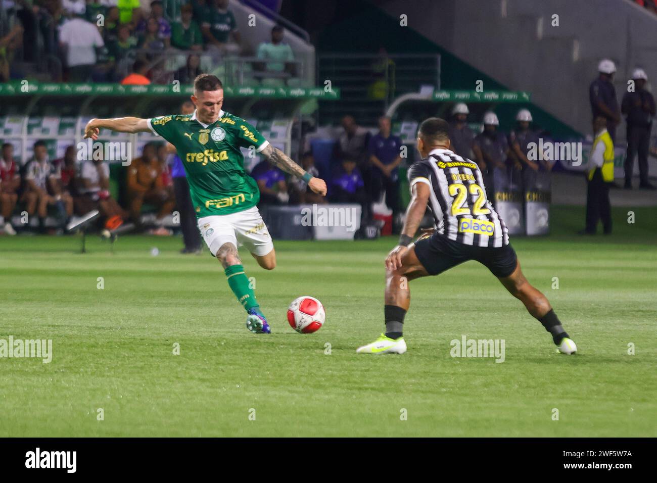 Photo d'Anibal Moreno lors d'un match entre Palmeiras et Santos, mettant en lumière l'action sur le terrain