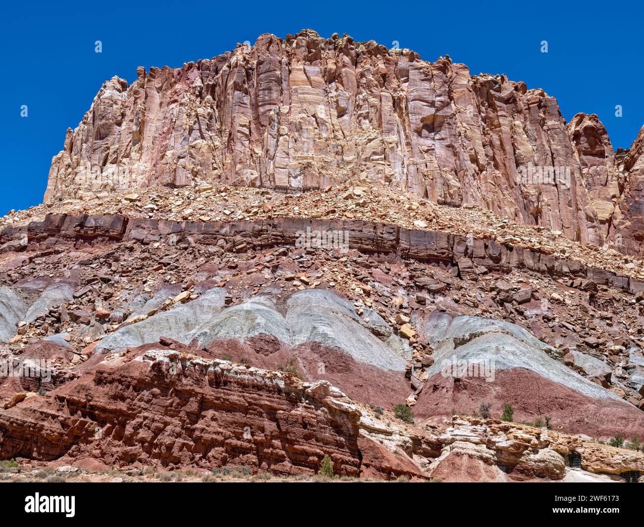 D'anciennes formations rocheuses se trouvent au-dessus de l'entrée abandonnée de la mine d'uranium d'Oyler au parc national de Capitol Reef dans l'Utah, aux États-Unis Banque D'Images