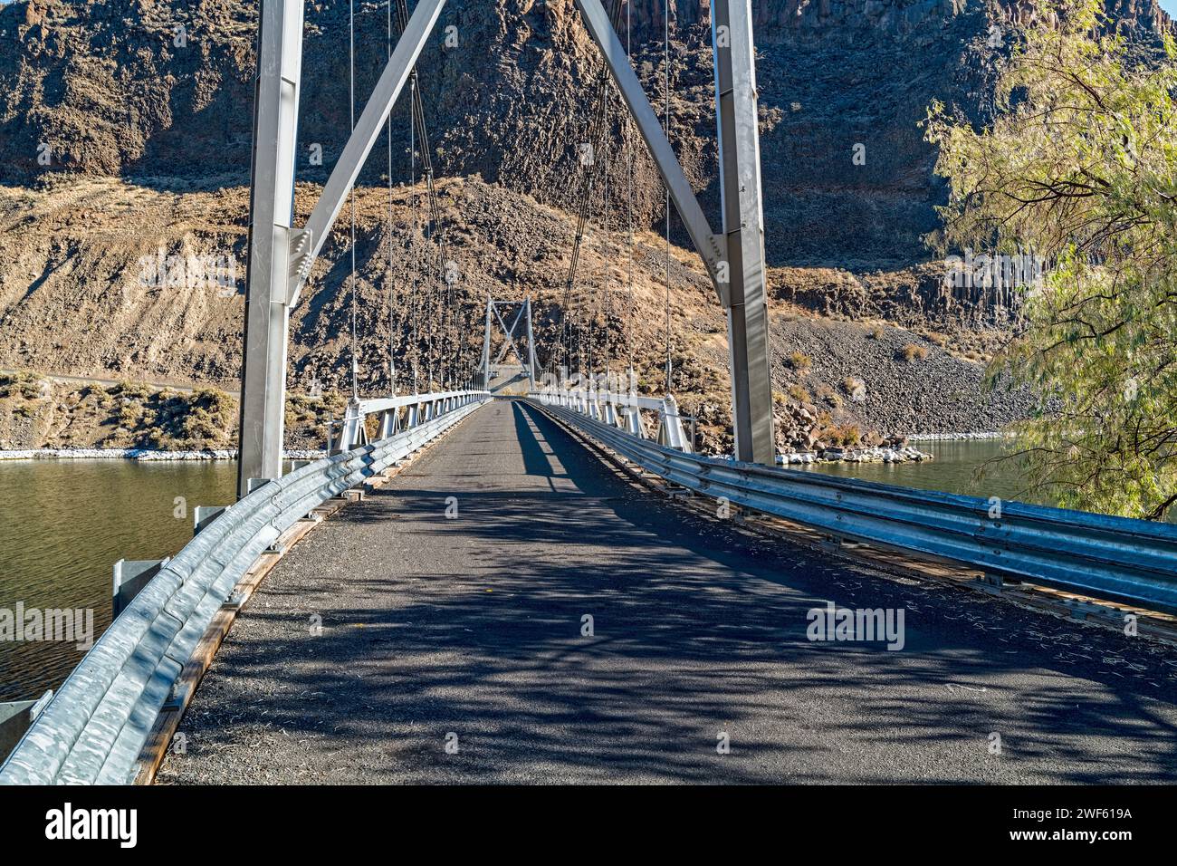 Un pont suspendu à une voie traverse la rivière Deschutes au Cove Palisades State Park dans l'Oregon, aux États-Unis Banque D'Images