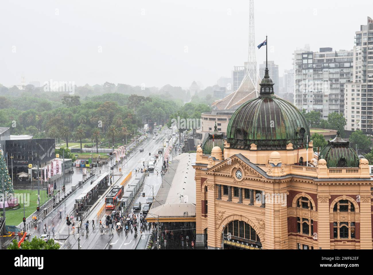 Vue sur la gare de Flinders Street et Swanston Street vers la rivière Yarra et les jardins Queen Victoria, Melbourne, Australie Banque D'Images