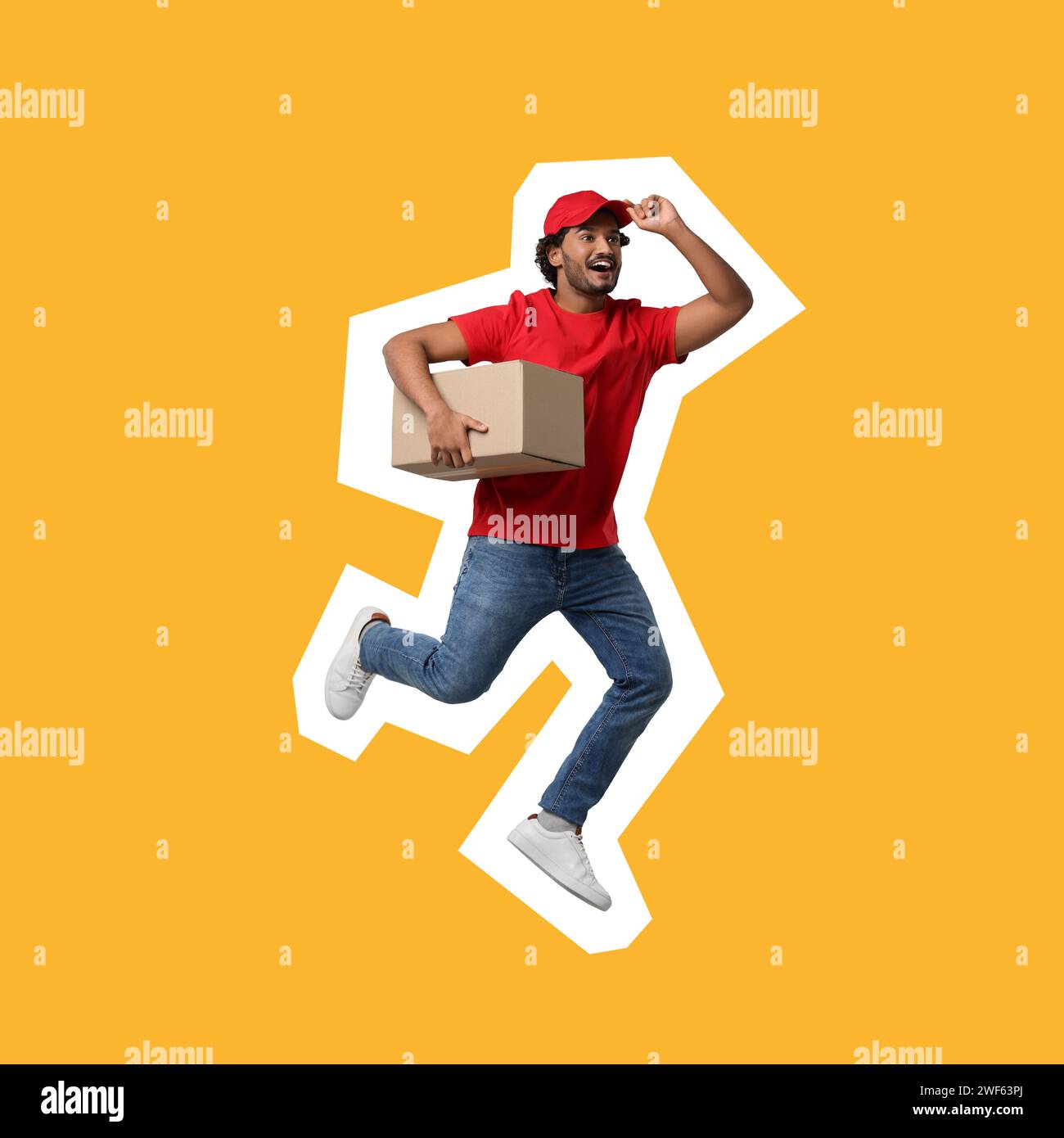 Courrier surpris avec colis sautant sur fond orange Banque D'Images
