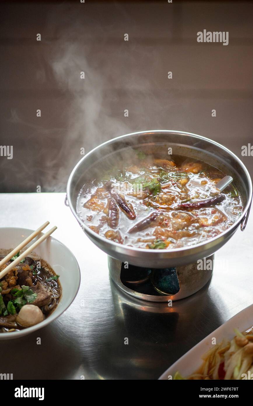 Soupe Tom zab soft Bones au restaurant Thai Baan sur Bourke Street, Melbourne, Victoria, Australie Banque D'Images