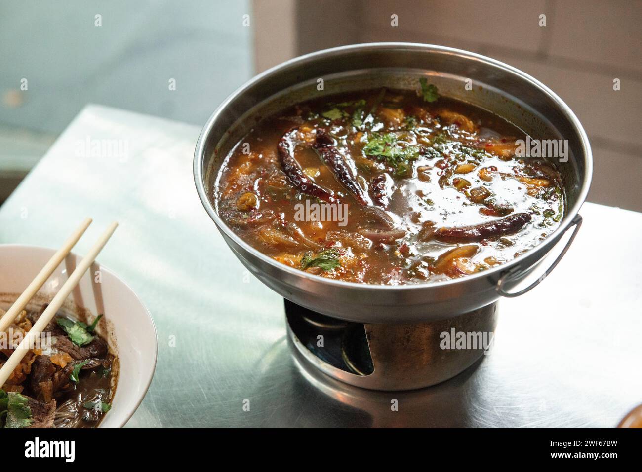 Soupe Tom zab soft Bones au restaurant Thai Baan sur Bourke Street, Melbourne, Victoria, Australie Banque D'Images