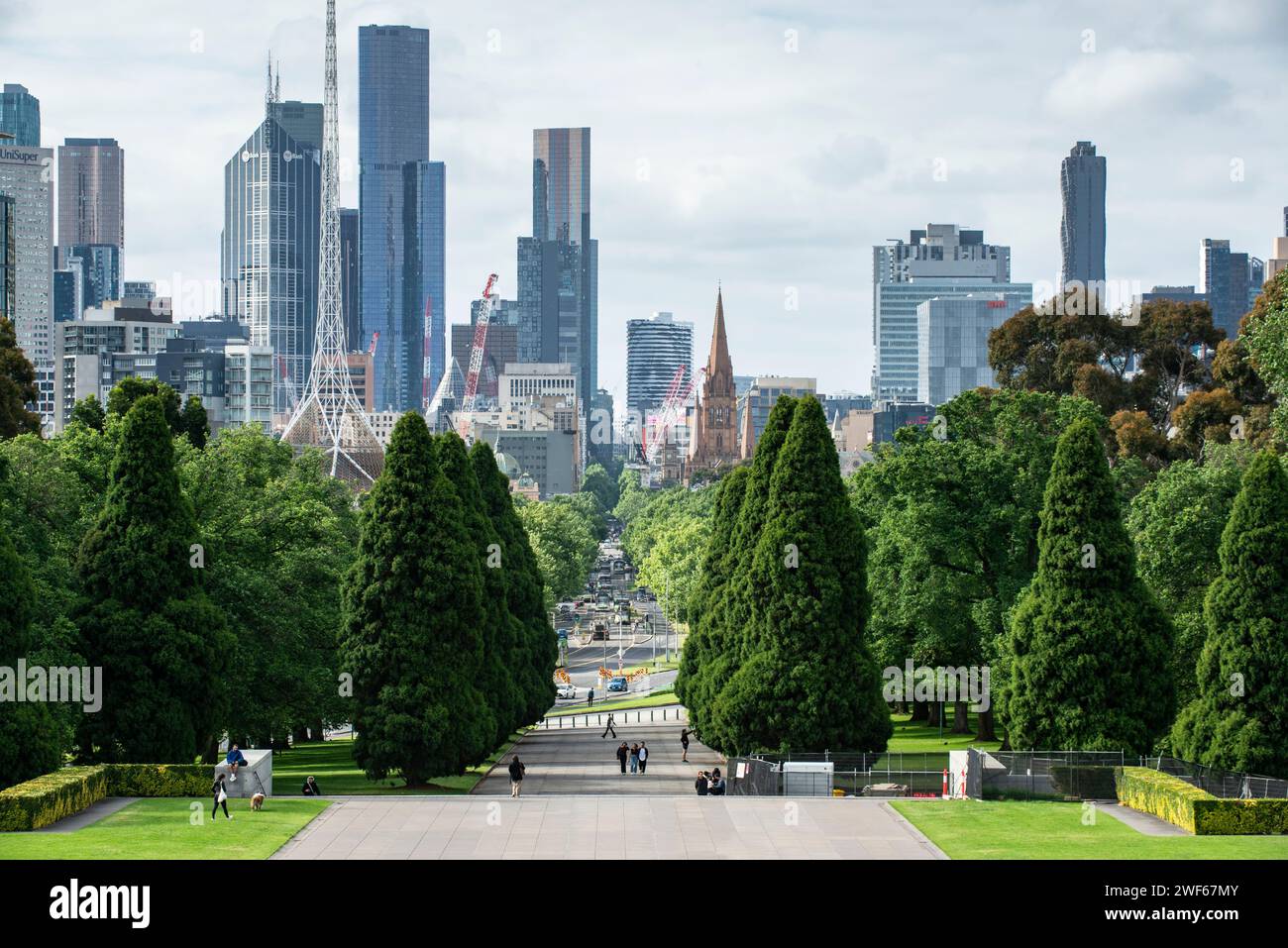 Vue sur les gratte-ciel de Melbourne, St Kilda Road, les jardins botaniques, depuis le sanctuaire du souvenir Banque D'Images
