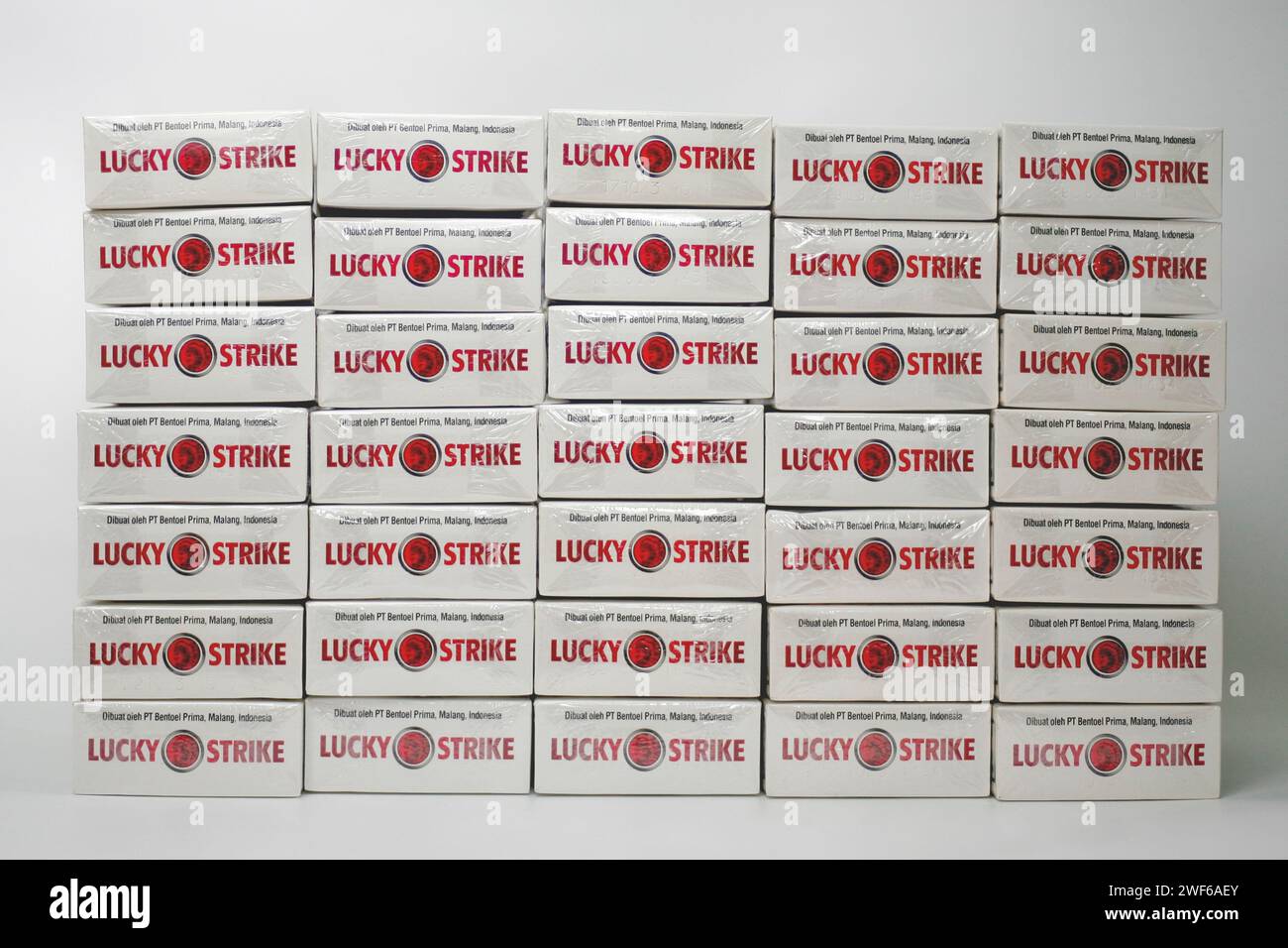 De nombreux paquets de cigarettes British American Tobacco Lucky Strike isolés sur fond blanc Banque D'Images De nombreux paquets de cigarettes British American Tobacco Lucky Strike isolés sur fond blanc Banque D'Images