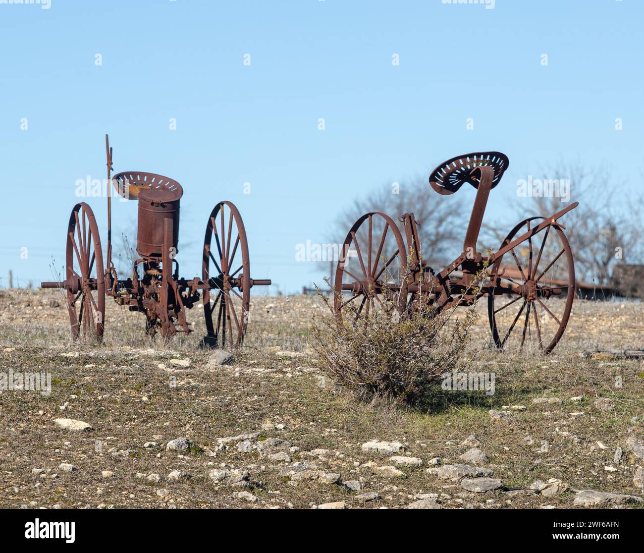 Matériel agricole ancien abandonné et rouillé dans un champ ouvert Banque D'Images