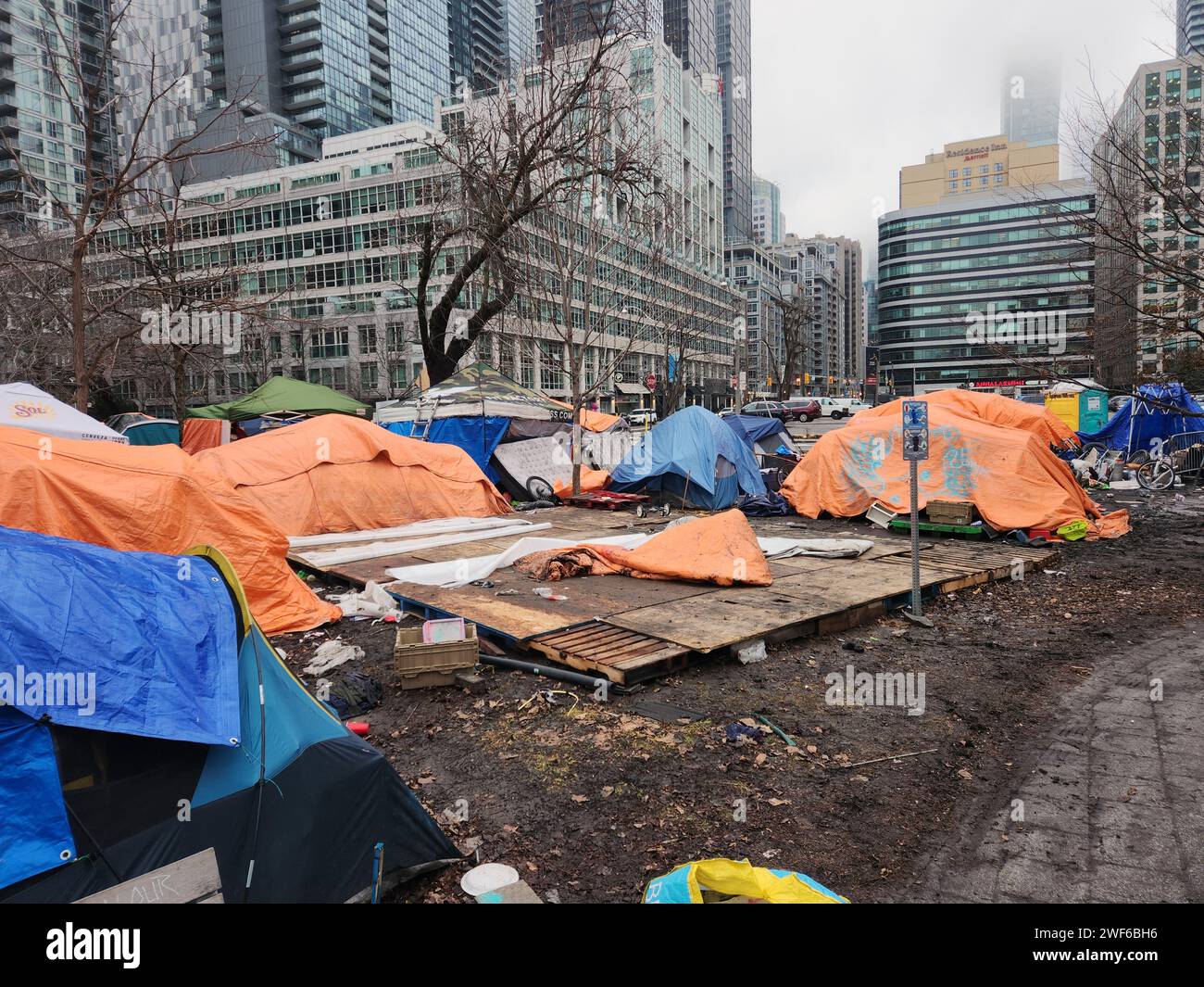 Campement pour sans-abri de Toronto dans un parc de la ville en face du puits sur l'avenue Spadina Banque D'Images