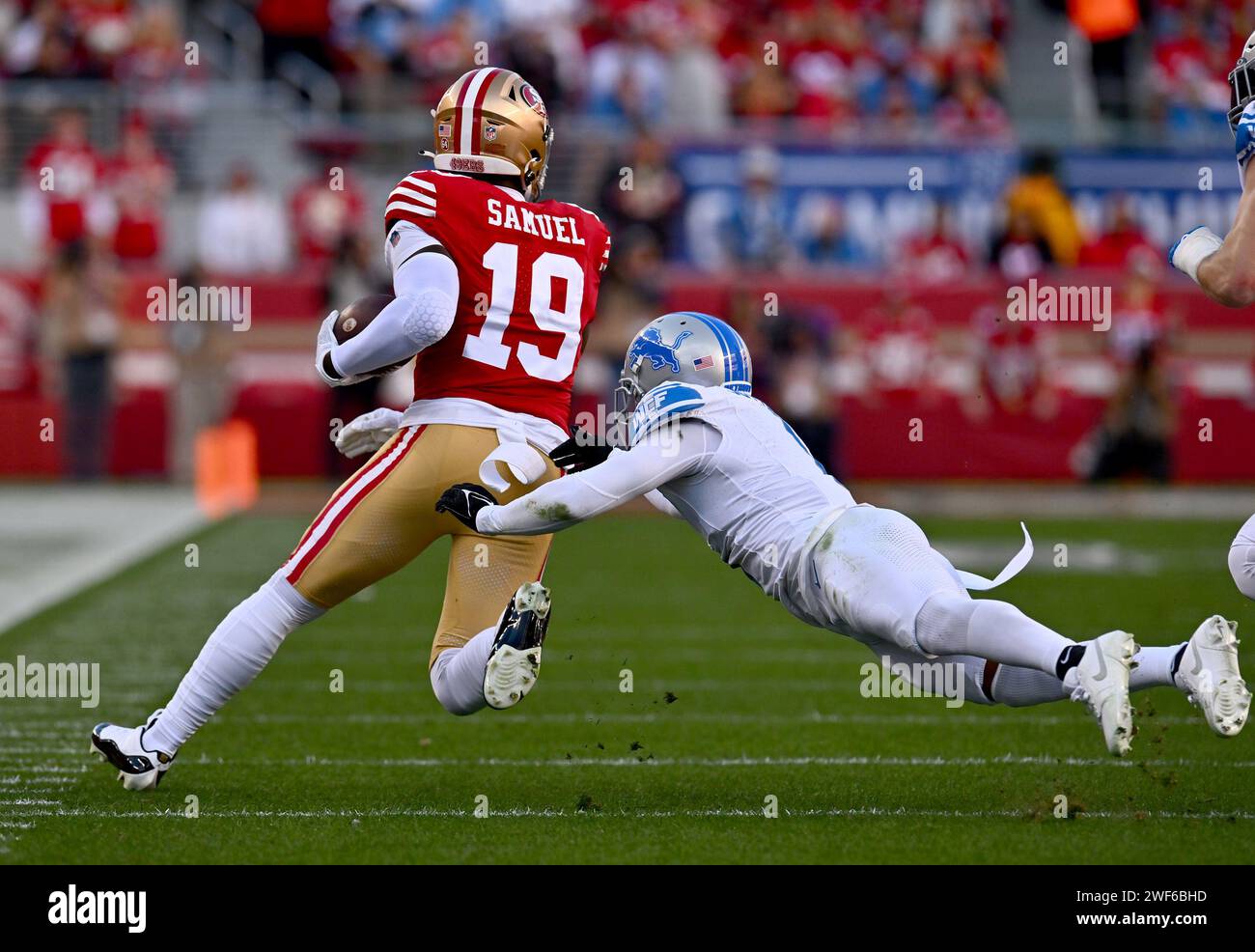 Santa Clara, États-Unis. 29 janvier 2024. Deebo Samuel (19) des 49ers de San Francisco gagne du terrain alors qu'il poursuit dans le premier quart du match de championnat NFC contre les Lions de Détroit au Levi's Stadium de Santa Clara, Californie, le dimanche 28 janvier 2024. (Photo de Jose Carlos Fajardo/Bay Area News Group/TNS/Sipa USA) crédit : SIPA USA/Alamy Live News Banque D'Images