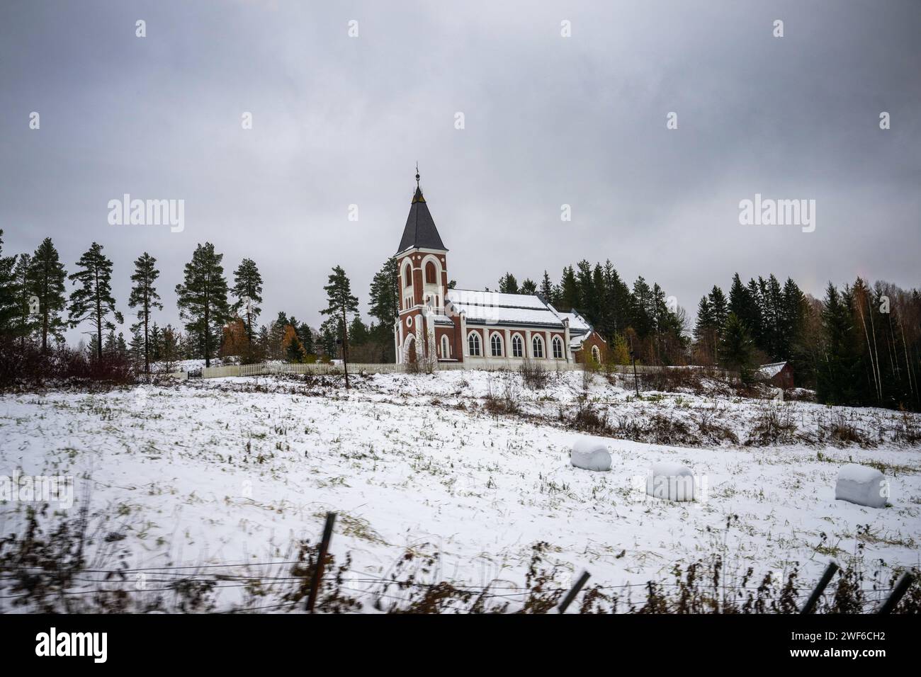 Vue panoramique d'une église située le long de la ligne de chemin de fer dans la région de Veme la ligne de train de Bergen, connue sous le nom de Bergensbanen, est une expérience ferroviaire qui offre aux voyageurs un voyage panoramique à travers les paysages les plus époustouflants de Norvège. La ligne de chemin de fer fournit une connexion à la nature sauvage nordique tandis que le train traverse les hauts plateaux, les fjords, traverse les rivières et offre des panoramas à couper le souffle. Les trains offrent des équipements à bord, y compris des voitures-restaurant où les passagers peuvent déguster des plats et des boissons norvégiennes tout en regardant le paysage passer. Banque D'Images