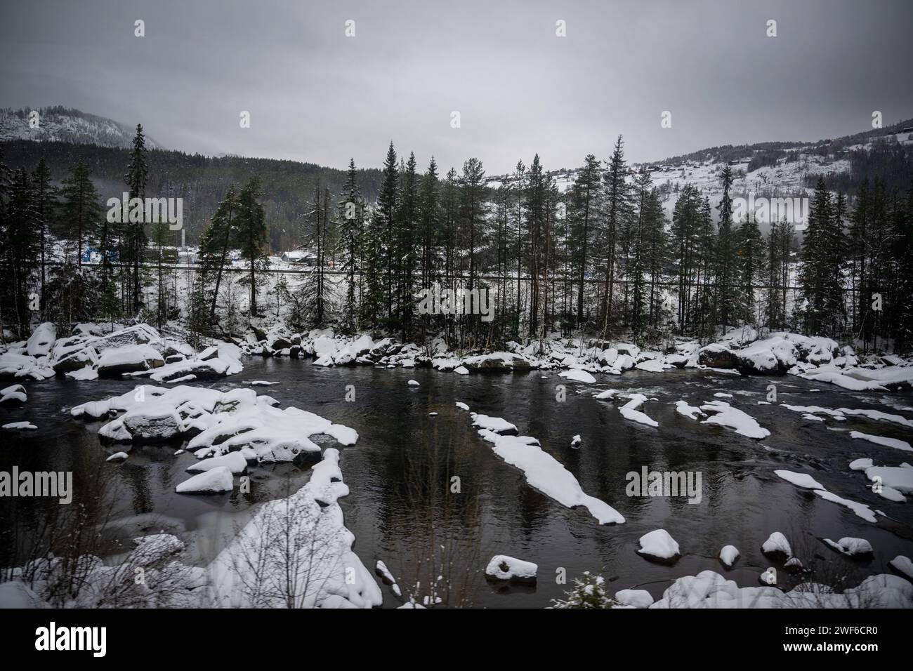 Vestafor, Viken, Norvège. 4 novembre 2023. Vue panoramique sur les rivières et les forêts de la région de KlÂ¯vberghaugen prise à partir de l'un des wagons qui couvrent la route Oslo - Bergen. La ligne de train de Bergen, connue sous le nom de Bergensbanen, est une expérience ferroviaire qui offre aux voyageurs un voyage pittoresque à travers les paysages les plus époustouflants de Norvège. La ligne de chemin de fer fournit une connexion à la nature sauvage nordique tandis que le train traverse les hauts plateaux, les fjords, traverse les rivières et offre des panoramas à couper le souffle. Les trains offrent des équipements à bord, notamment des voitures-restaurant où les passagers peuvent déguster des plats et des boissons norvégiennes Banque D'Images