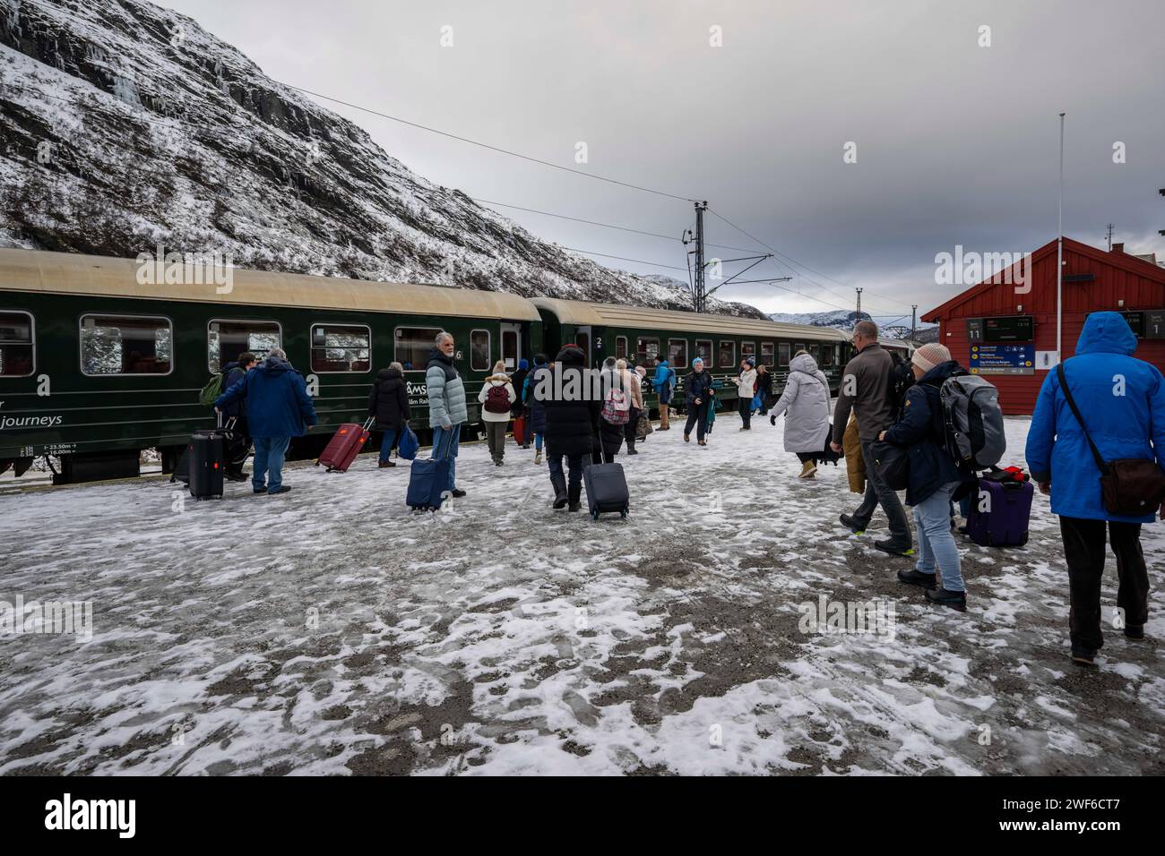 Plusieurs passagers traversent la gare de Myrdal sur leur chemin pour faire une correspondance avec un train interurbain. La ligne de train de Bergen, connue sous le nom de Bergensbanen, est une expérience ferroviaire qui offre aux voyageurs un voyage pittoresque à travers les paysages les plus époustouflants de Norvège. La ligne de chemin de fer fournit une connexion à la nature sauvage nordique tandis que le train traverse les hauts plateaux, les fjords, traverse les rivières et offre des panoramas à couper le souffle. Les trains offrent des équipements à bord, y compris des voitures-restaurant où les passagers peuvent déguster des plats et des boissons norvégiennes tout en regardant le paysage passer. (Photo de Jorge Castellanos Banque D'Images