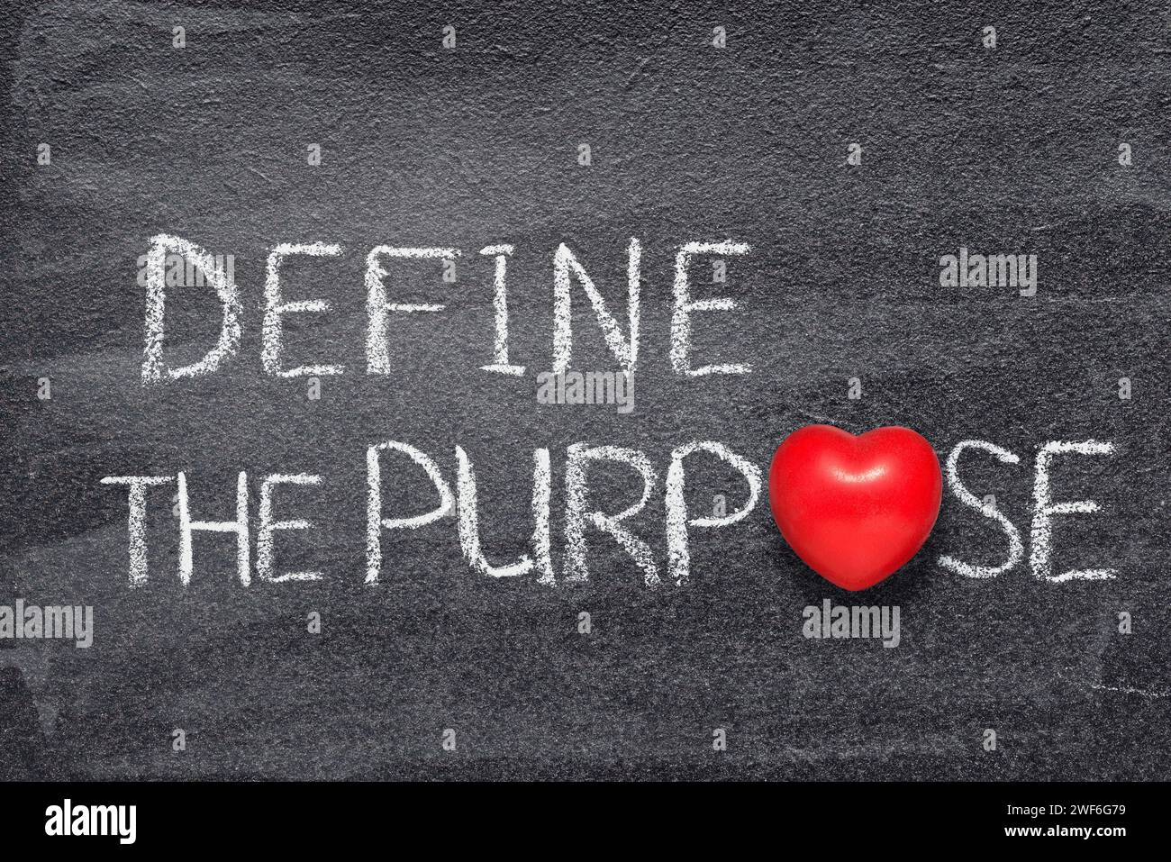 définissez la phrase d'objectif écrite sur le tableau avec le symbole de coeur rouge Banque D'Images