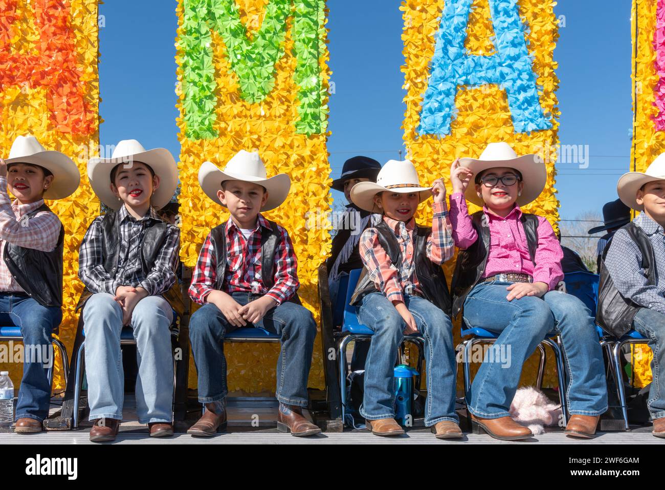 Jeunes cow-boys et cow-girls sur un char coloré dans la 92e édition annuelle de la Parade des oranges de Texas Citrus Fiesta, Mission, Texas, États-Unis. Banque D'Images