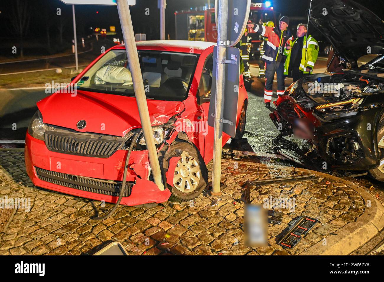 Leipzig - Rotlicht missachtet : autos stoßen an A14-Auffahrt zusammen 27.01.2024 gegen 18,45 Uhr Leipzig, A14-Auffahrt Leipzig-Nord/Louise-Otto-Peters-Allee S1 zu einem Unfall kam es am Samstagabend gegen 18,45 Uhr an der A14-Auffahrt Leipzig-Nord. Nach ersten Angaben der Polizei war der Fahrer eines Mercedes auf der Louise-Otto-Peters-Allee S1 stadtauswärts unterwegs und wollte nach links auf die A14 in Richtung Halle abbiegen. Gleichzeitig war der Fahrer eines Skoda Citigo auf der S1 stadteinwärts unterwegs und missachtete nach ersten Angaben der Polizei die rote Ampel, Wodurch es zum Zusamme Banque D'Images