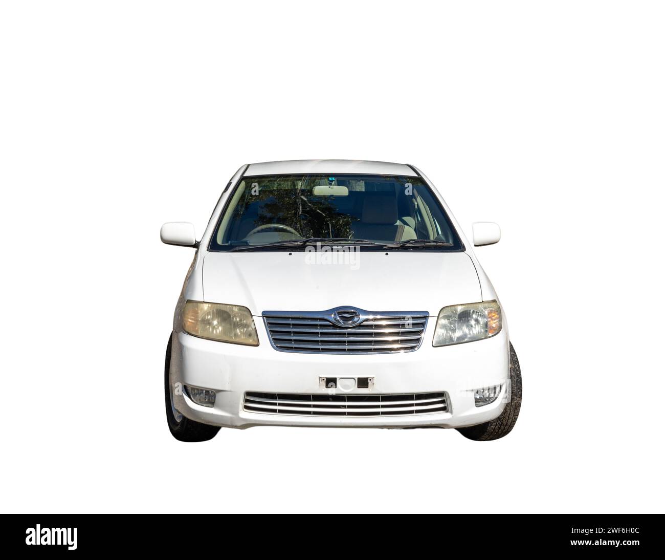 Toyota Corolla Sedan 2006 compacte ville blanche voiture isolée sur fond blanc : Swat, Pakistan - 10 octobre 2023. Banque D'Images