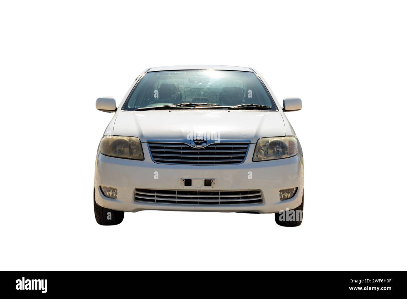Blanc Toyota Corolla vue frontale sur fond blanc : Swat, Pakistan - 10 octobre 2023. Banque D'Images