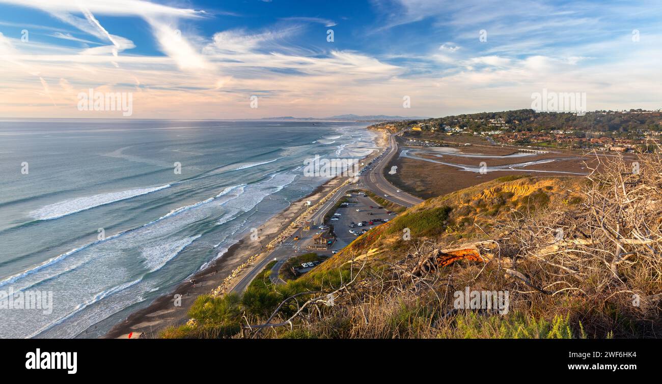 Vue panoramique sur le paysage depuis le littoral pittoresque de l'océan Pacifique. Guy Fleming randonnée Trail Torrey Pines Beach California State Park San Diego États-Unis Banque D'Images