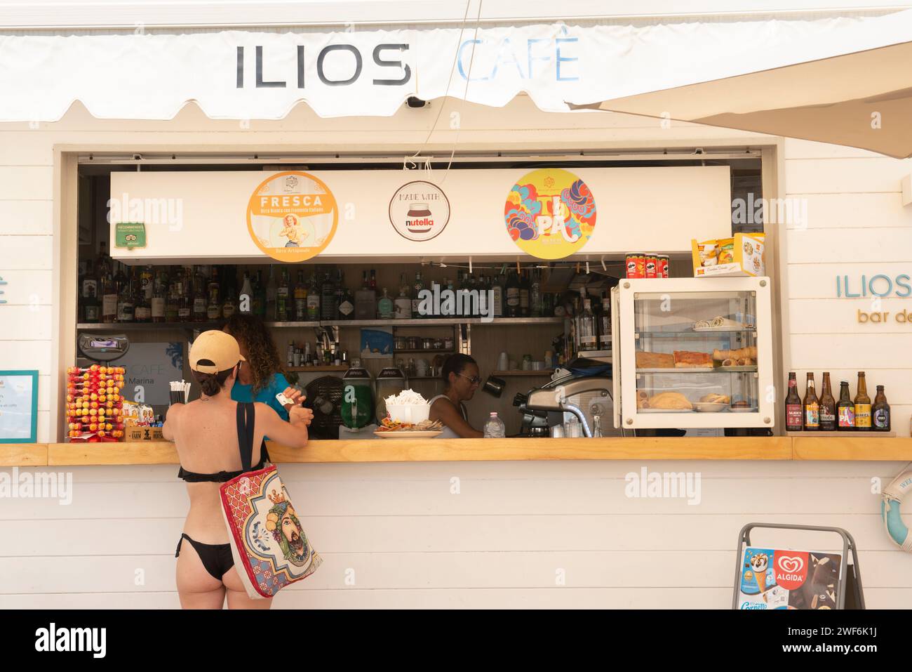 Touriste en bikini à Ilios Cafè au port de Castro Marina, Salento, Pouilles, Italie Banque D'Images