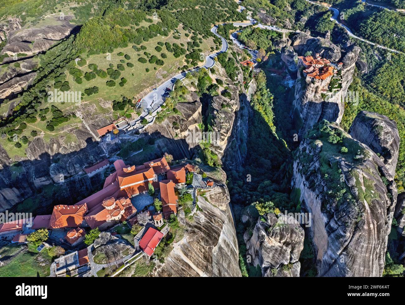 Vue aérienne du Grand Météoron ('Megalo Meteoro' à gauche) et du monastère de Varlaam (à droite), Météores, Kalambaka, Trikala, Thessalie, Grèce. Banque D'Images