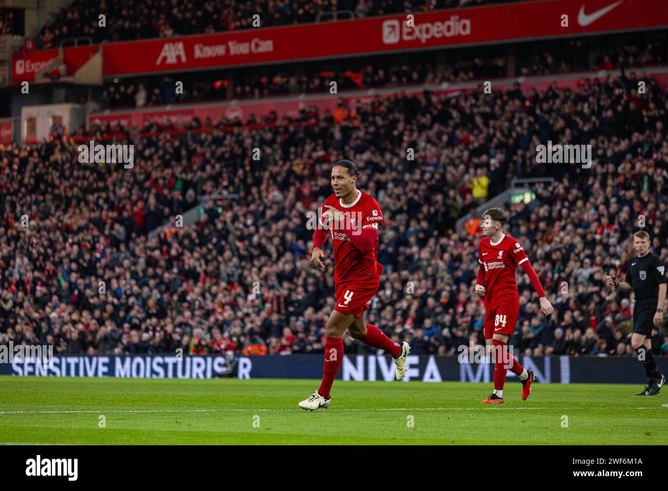 Liverpool. 29 janvier 2024. Virgil Van Dijk (L), capitaine de Liverpool, célèbre après avoir marqué lors du match de football du 4e tour de la FA Cup entre le Liverpool FC et le Norwich City FC à Liverpool, en Grande-Bretagne, le 28 janvier 2024. Crédit : Xinhua/Alamy Live News Banque D'Images