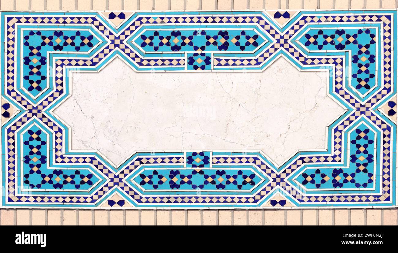 Détail de mur traditionnel persan mosaïque avec ornement géométrique, Iran. Cadre horizontal avec carreaux de céramique bleu, cian, marron et blanc. M Banque D'Images