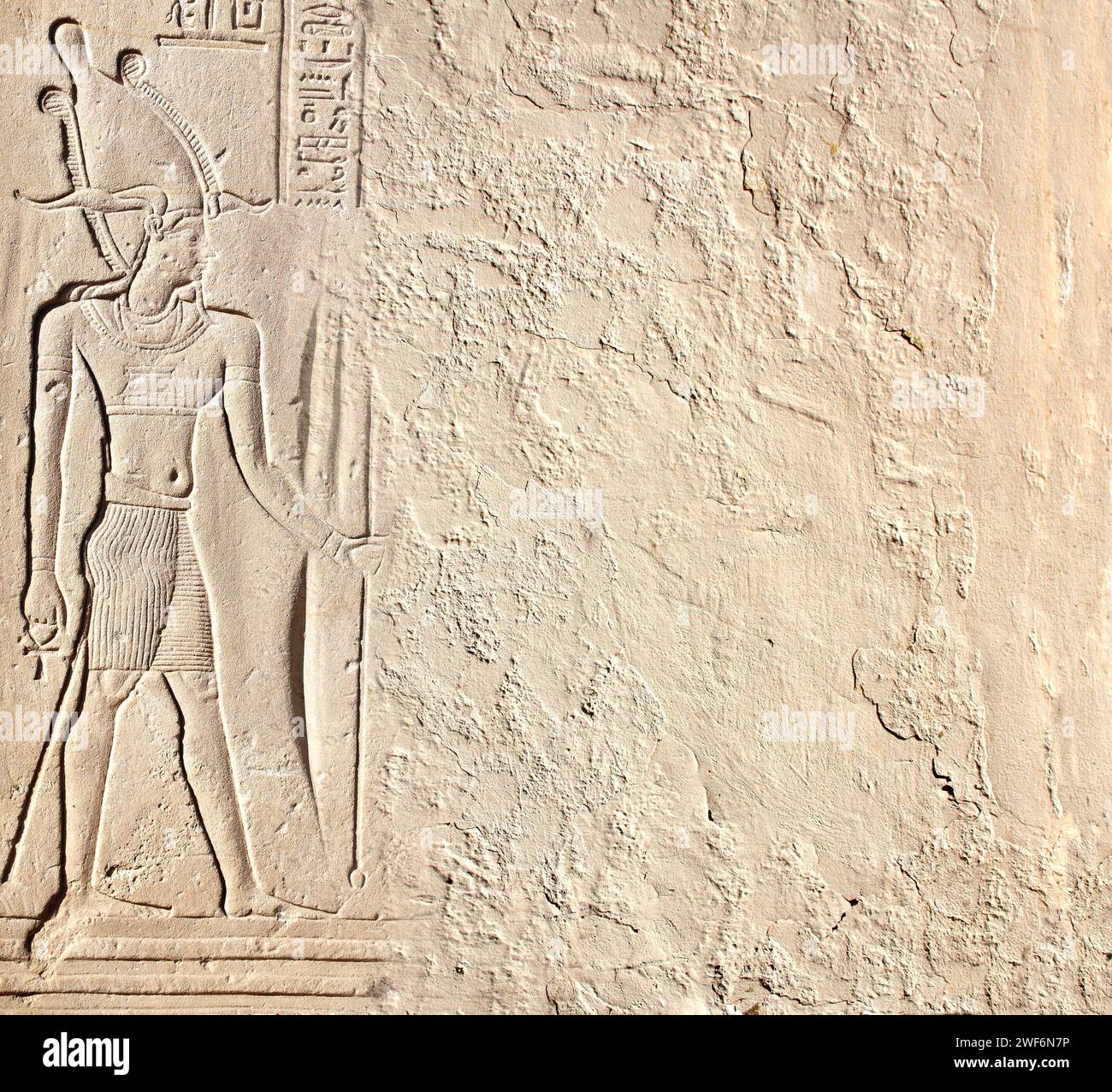 Fond horizontal avec bas-relief égyptien antique - figure du pharaon sur mur de pierre, Egypte, Afrique. Toile de fond avec sculpture en grès avec hie Banque D'Images