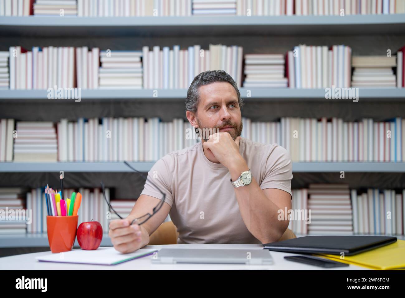 Enseignant en classe. Connaissance et éducation avec un beau professeur. Professeur avec livre en classe. Homme en cours. Enseignants de l'université Banque D'Images