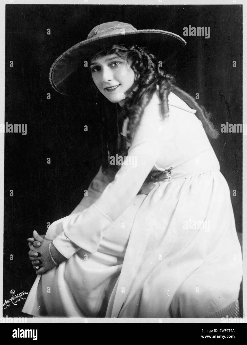 Mary Pickford, portrait de trois quarts de longueur, assise, face à gauche, vers 1921 Banque D'Images