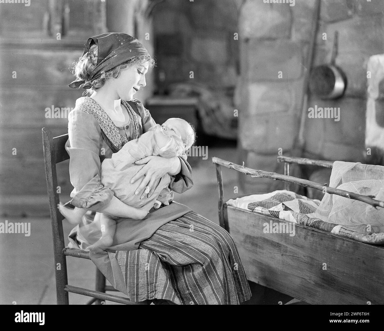 Mary Pickford dans la lumière d'amour tenant un enfant (United Artists, 1921) Banque D'Images