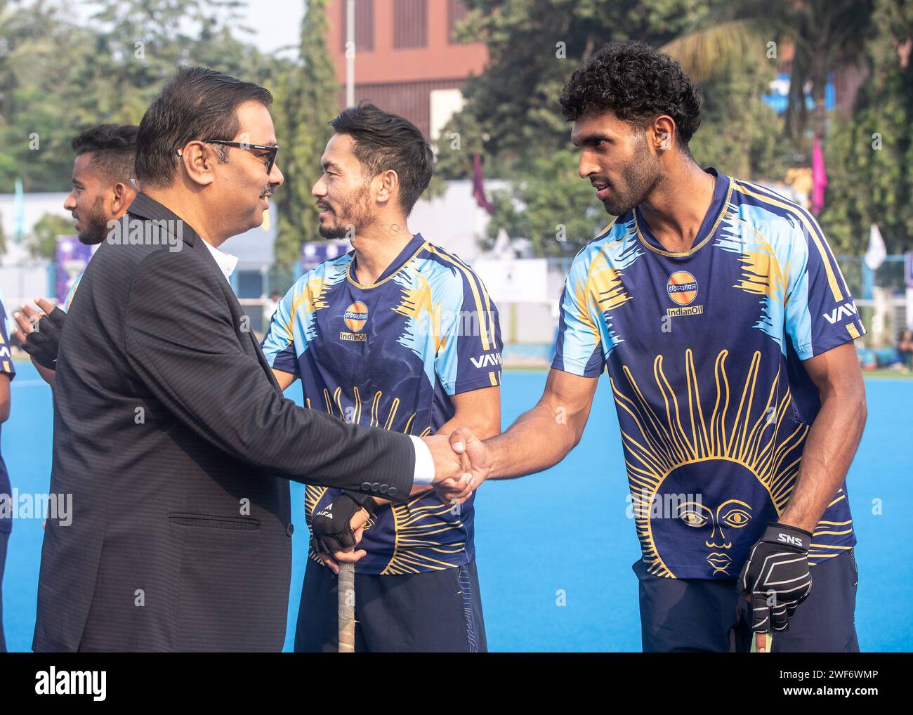 Kolkata, Inde. 28 janvier 2024. La marine indienne remporte la 125e édition du tournoi de hockey de la coupe Beighton à Kolkata en battant Indian Oil en finale. Les deux équipes ont été égalisées 2-2 après le temps réglementaire. Lors de la fusillade, l'équipe de la Marine l'a emporté 3-2. India Navy 2 (Sushil Dhanwar, Akib Rahim) a battu Indian Oil 2 (Gurjinder Singh-2) par tirs de pénalité [Indian Navy 3 (Prashant, Yogesh Singh, Kuldeep) bt Indian Oil 2 (Affan Yusuf, Ankit Pal). La coupe Beighton (également connue sous le nom de coupe Beighton Coal India pour des raisons de commandite) est un tournoi de hockey sur gazon organisé par Hockey Banque D'Images