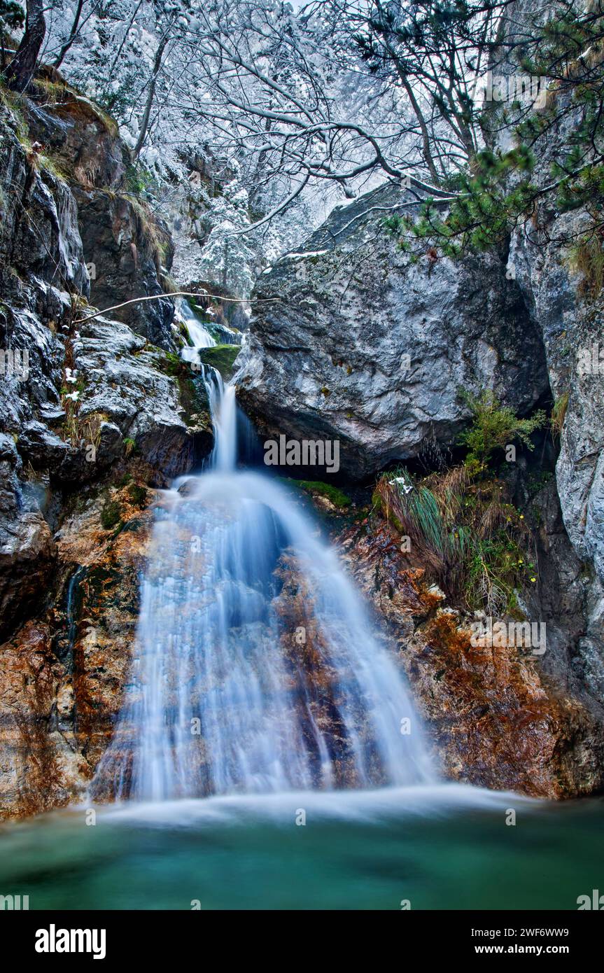 Cascade sur le mont Olympe près du refuge de montagne Prionia, à côté du chemin européen E4 longue distance. Pieria, Macédoine centrale, Grèce. Banque D'Images