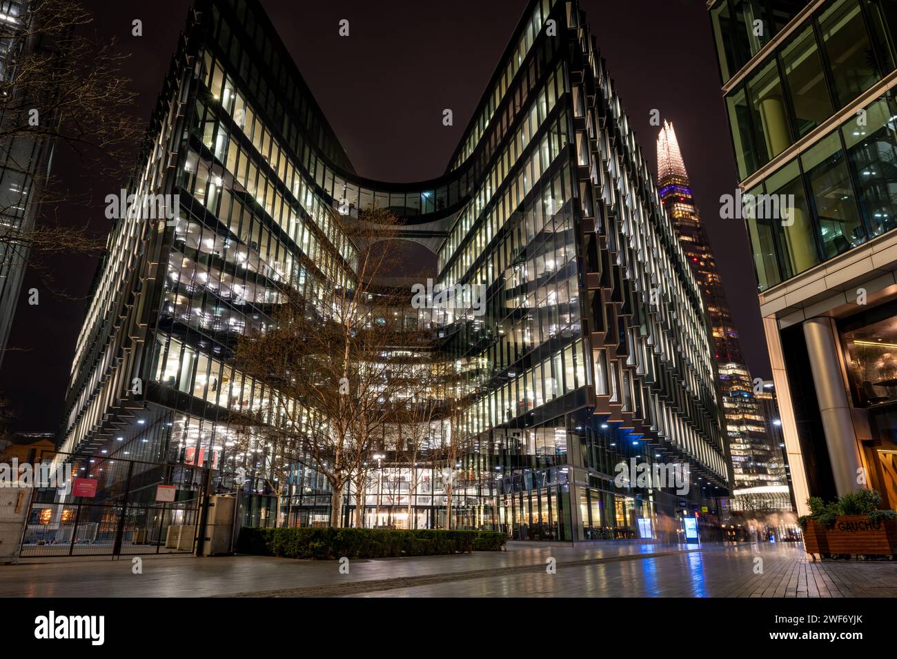 Londres. UK-01.27.2024. Une vue extérieure nocturne de 7 plus London Riverside. Un immeuble de bureaux moderne qui comprend les bureaux de PricewaterhouseCoope Banque D'Images