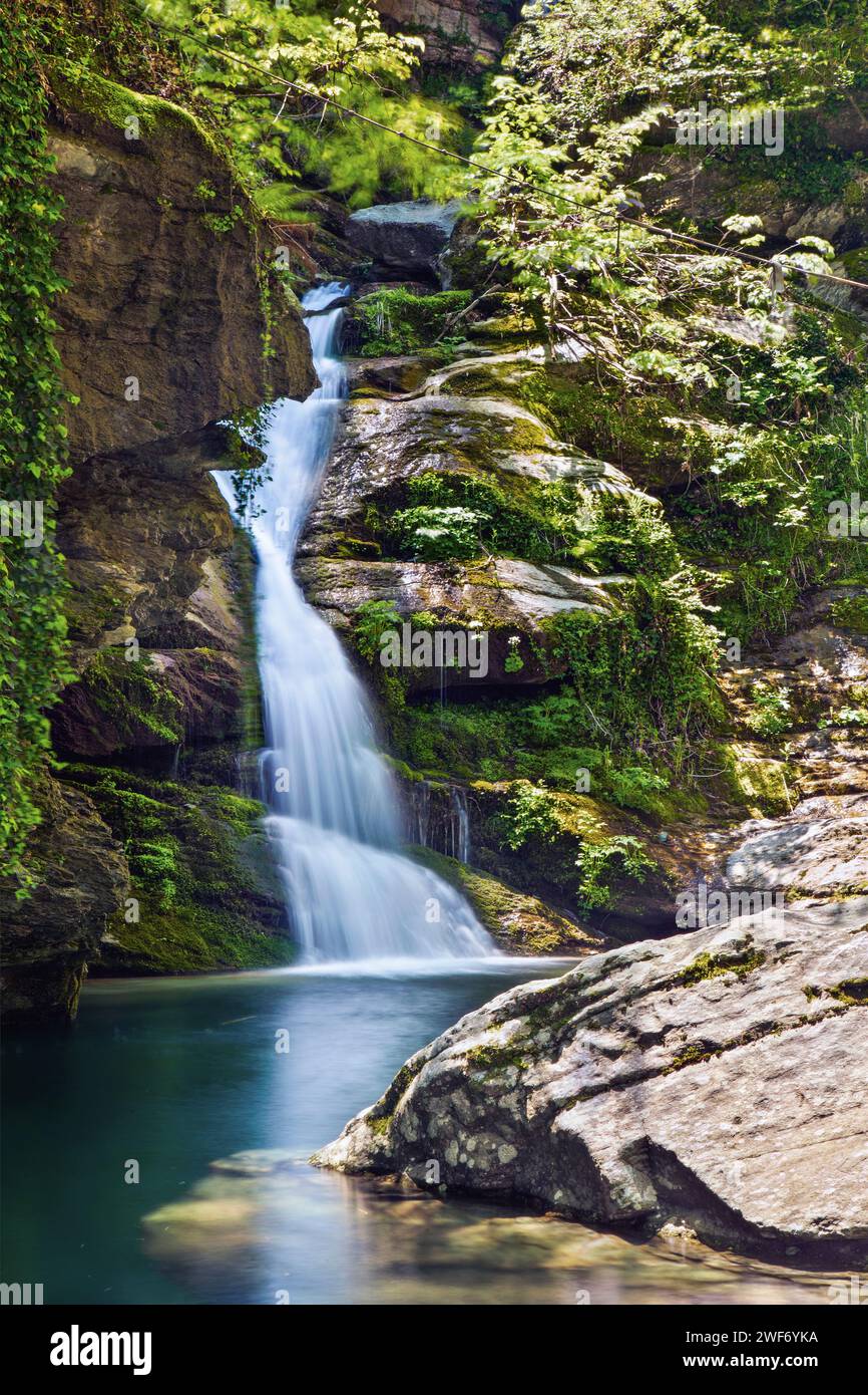 Cascade de Calypso, montagne Kissavos, Municipalité d'Agia, Larissa, Thessalie, Grèce. Banque D'Images