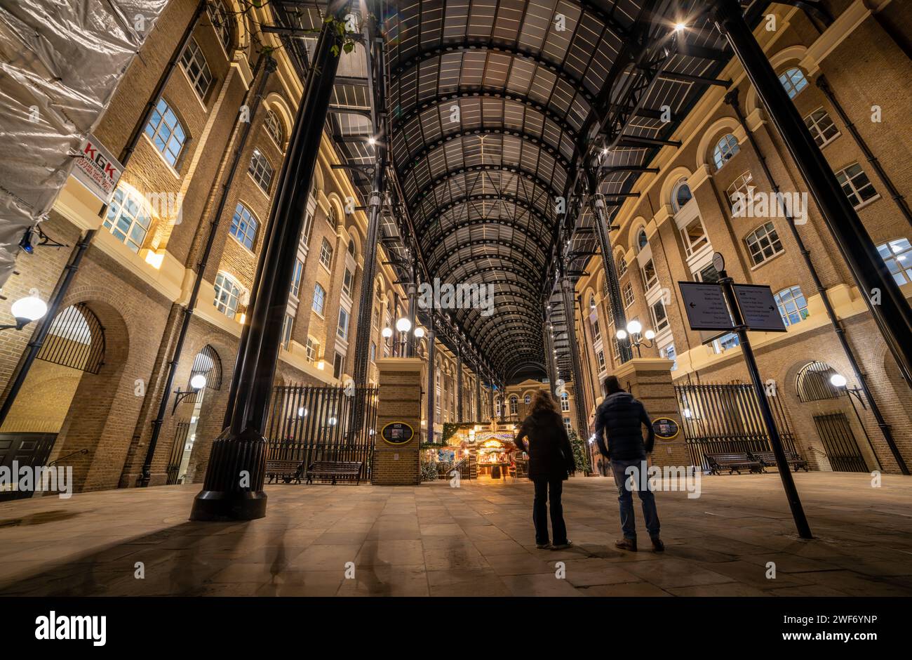 Londres. UK-01.27.2024. Une vue de nuit longue exposition de l'intérieur de Hay's Galleria sur le Queens Walk. Banque D'Images