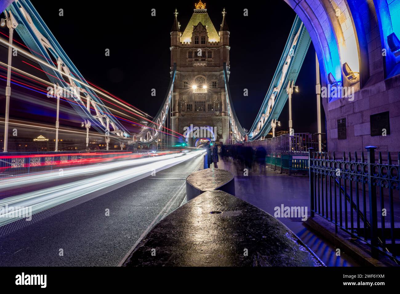 Londres. UK-01.27.2024. Une nuit, longue exposition photographiée sur Tower Bridge avec des piétons, des touristes visitant ce monument emblématique et des sentiers lumineux à partir de Banque D'Images
