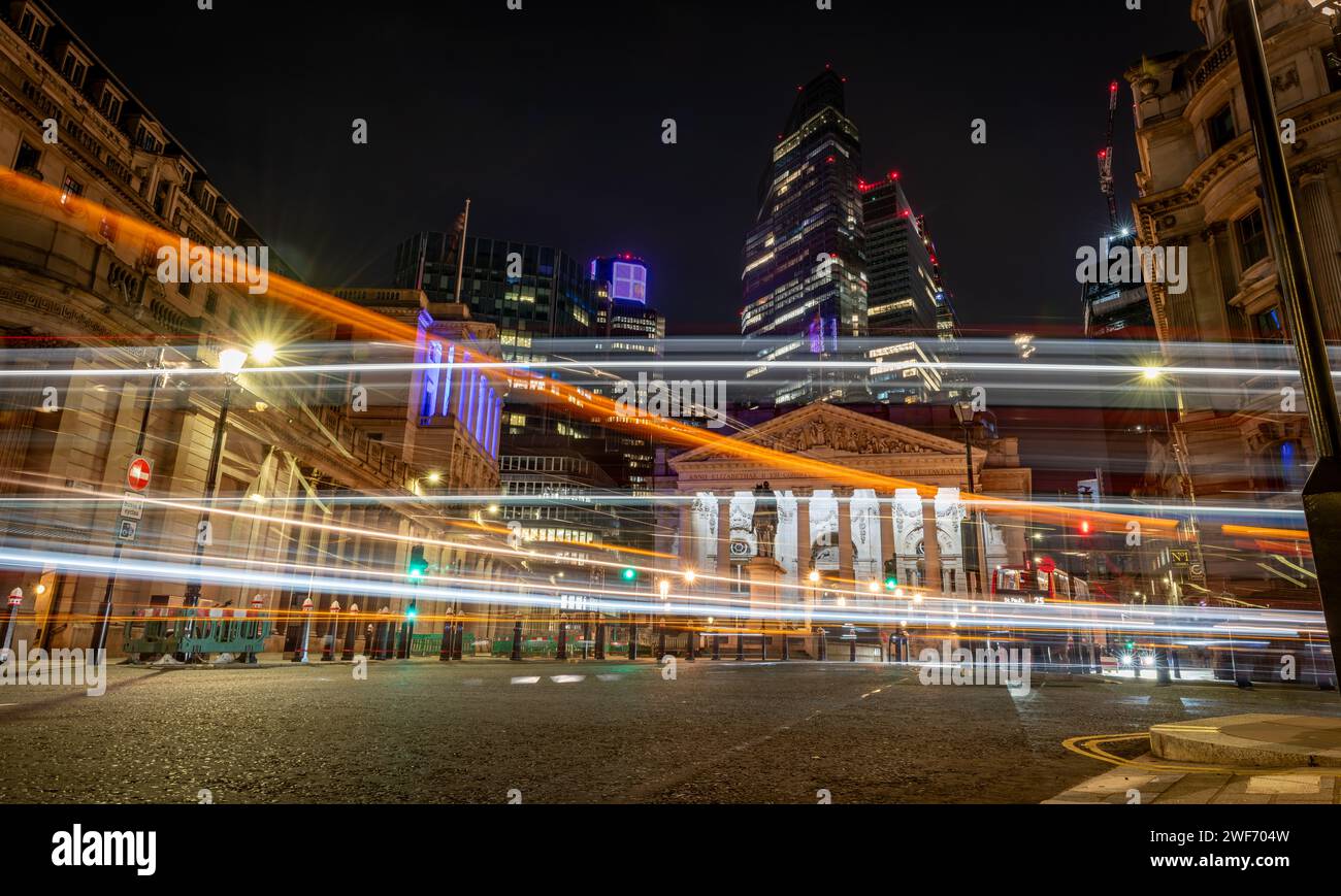 Londres. UK-01.27.2024. Une nuit, vue longue exposition de la ville de Londres montrant le Royal Exchange, la Banque d'Angleterre et des gratte-ciel à l'arrière Banque D'Images