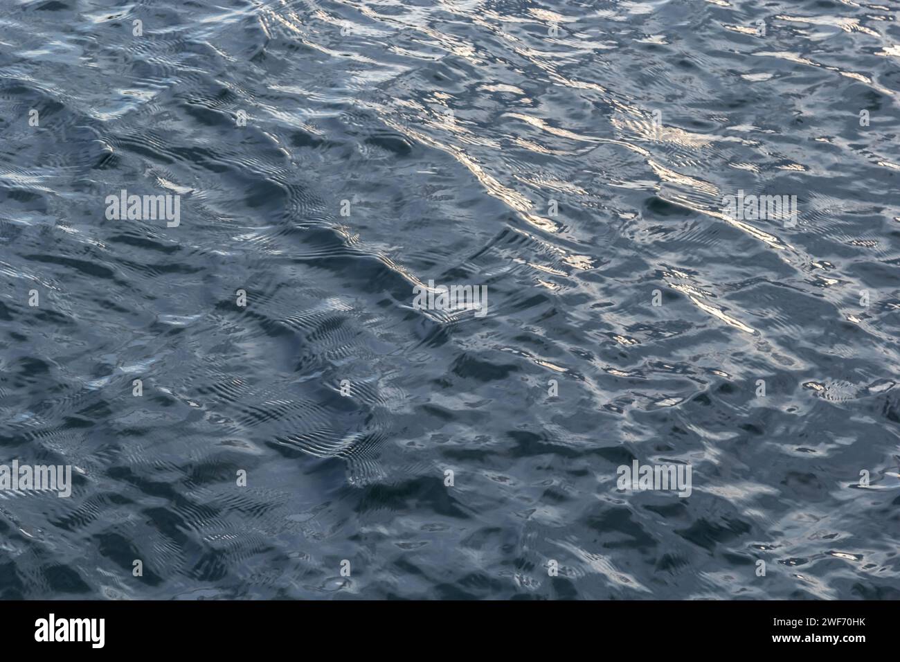 contexte. effet de flou artistique. reflet du ciel dans un lac de rivière. Banque D'Images