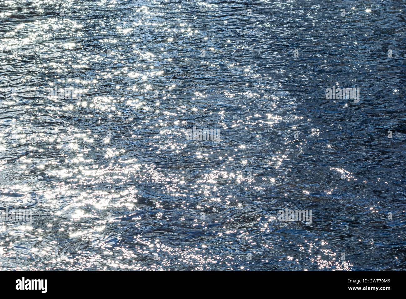 contexte. effet de flou artistique. reflet du ciel dans un lac de rivière. Banque D'Images