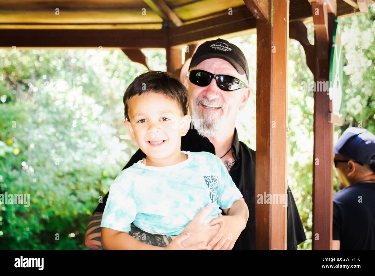 Image d'une famille intergénérationnelle multiraciale. Un grand-père blanc et un petit-fils maori. Banque D'Images