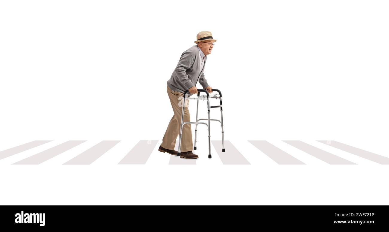 Plan de profil complet d'un homme âgé traversant une rue avec un marcheur isolé sur fond blanc Banque D'Images