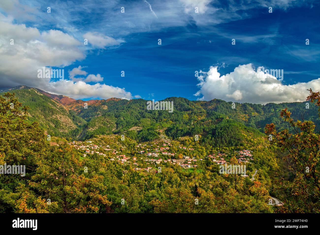 Village de Distrato sur la montagne Vasilitsa, municipalité de Konitsa, Ioannina, Epire, Grèce. Banque D'Images