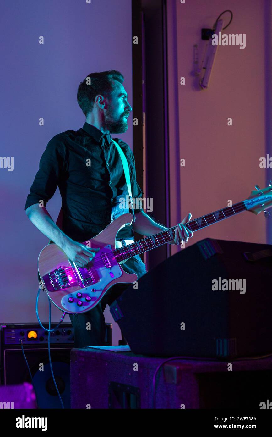 James Ryan, bassiste du Slow Readers Club jouant en concert lors de l'ouverture de la Manchester Central Library rénovée le 23 avril 2014 Banque D'Images