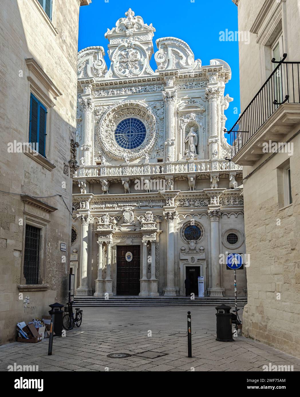 Considérée comme la capitale du baroque, Lecce est l'une des villes les plus visitées du sud de l'Italie. Voici en particulier une de ses étonnantes cathédrales baroques Banque D'Images