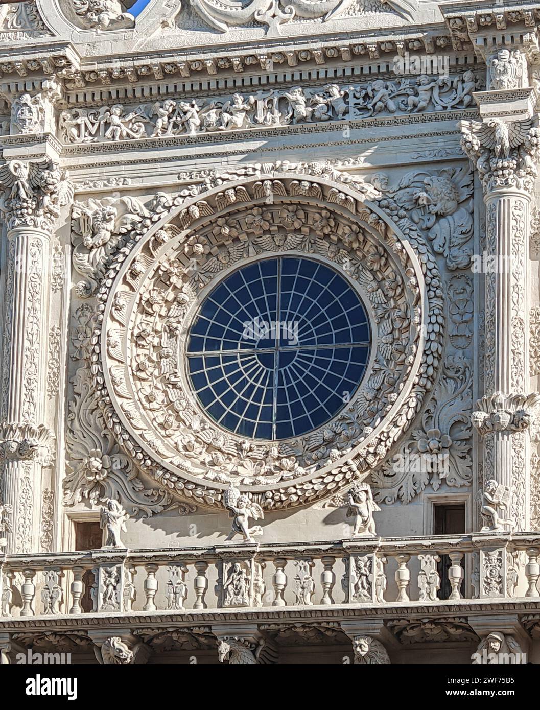 Considérée comme la capitale du baroque, Lecce est l'une des villes les plus visitées du sud de l'Italie. Voici en particulier une de ses étonnantes cathédrales baroques Banque D'Images