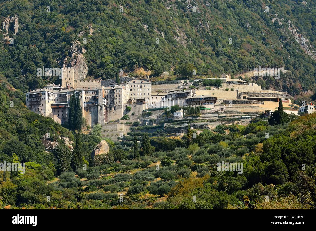 Une ancienne forteresse surplombe une vallée montagneuse Banque D'Images