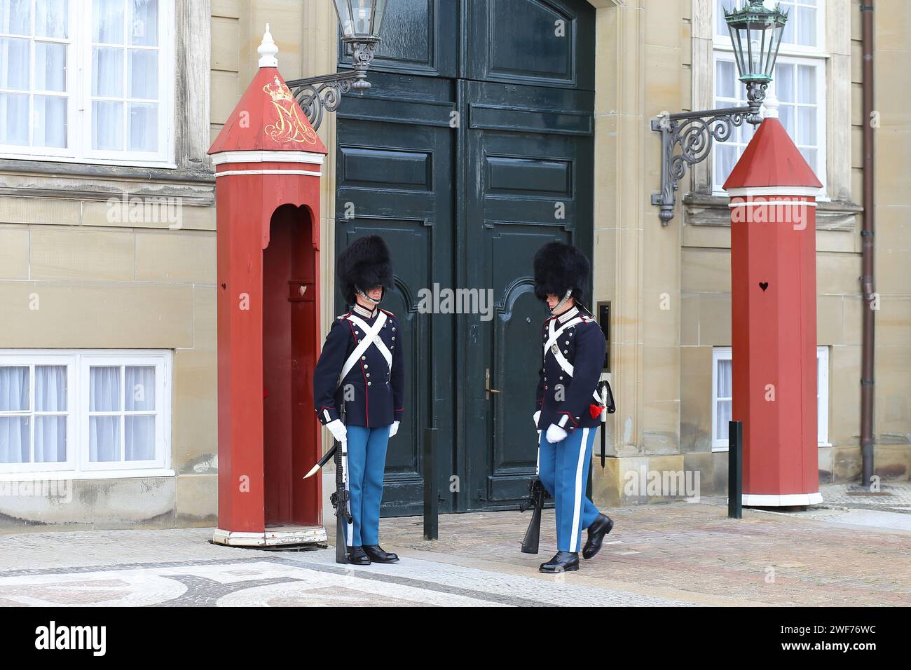Copenhague, Danemark - 17 août 2023 : gardes royaux à Amalienborg, Palais, la résidence à Copenhague de la reine de Danemark. Cérémonie du changement Banque D'Images
