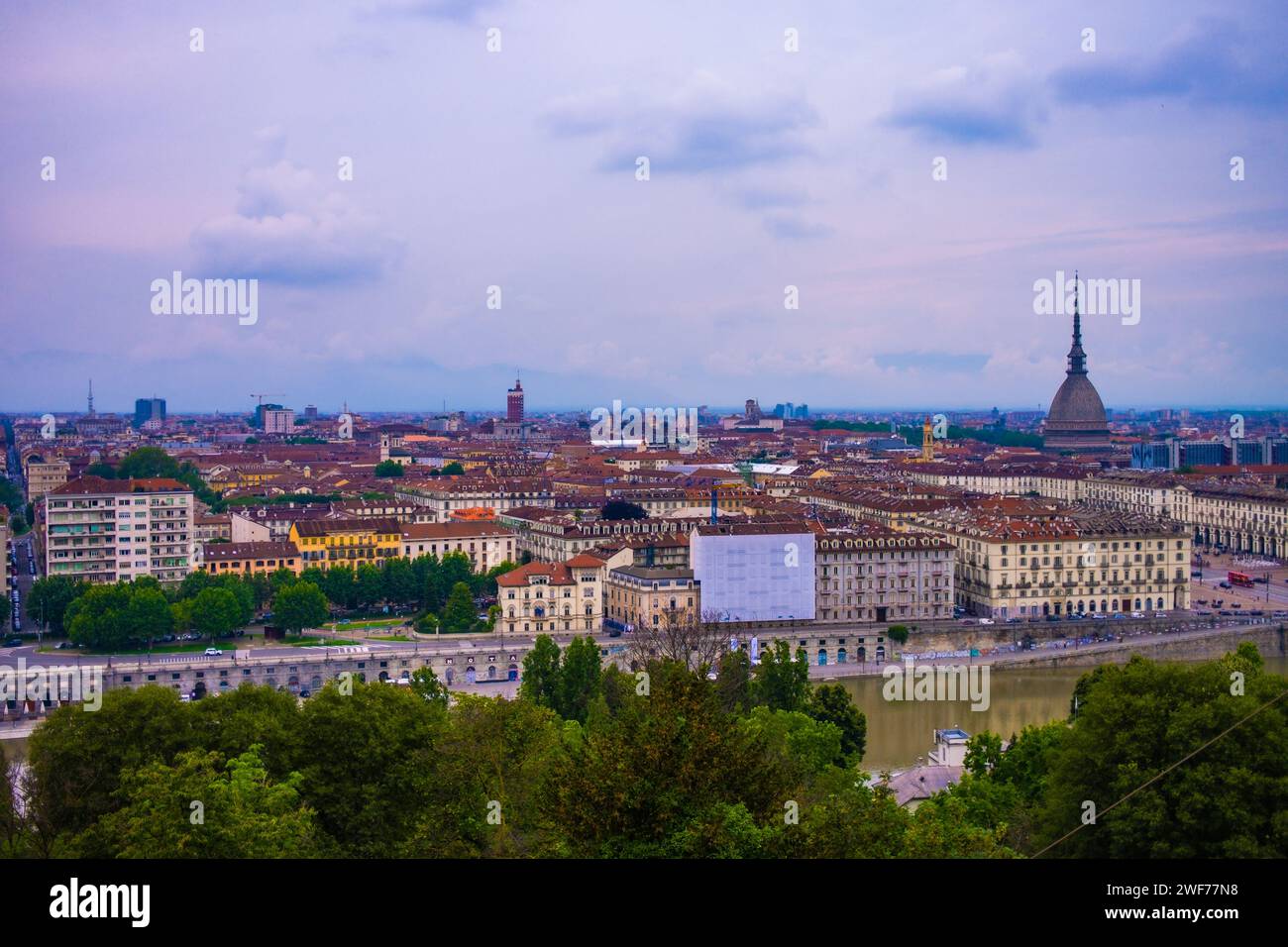 Une prise de vue vibrante en grand angle capturant le paysage urbain coloré de Turin, en Italie, avec son emblématique Mole Antonelliana debout. Banque D'Images