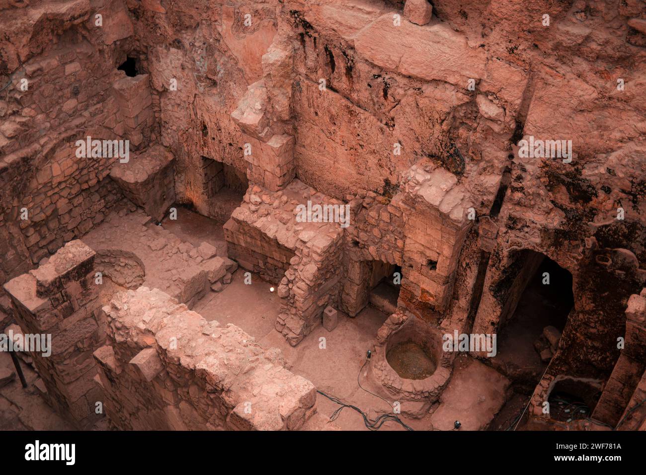Une vue de haut en bas des ruines fouillées près du mur occidental de Jérusalem, révélant des couches de la riche histoire juive. Banque D'Images